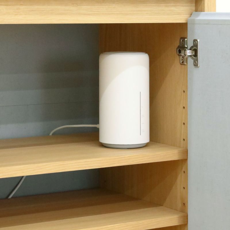 [コードを通せる配線用隙間]移動棚と背板の間には、配線用の隙間があります。コードを下に通すことができるので、Wi-Fiルーターやゲーム機を移動棚の上にも収納できます。