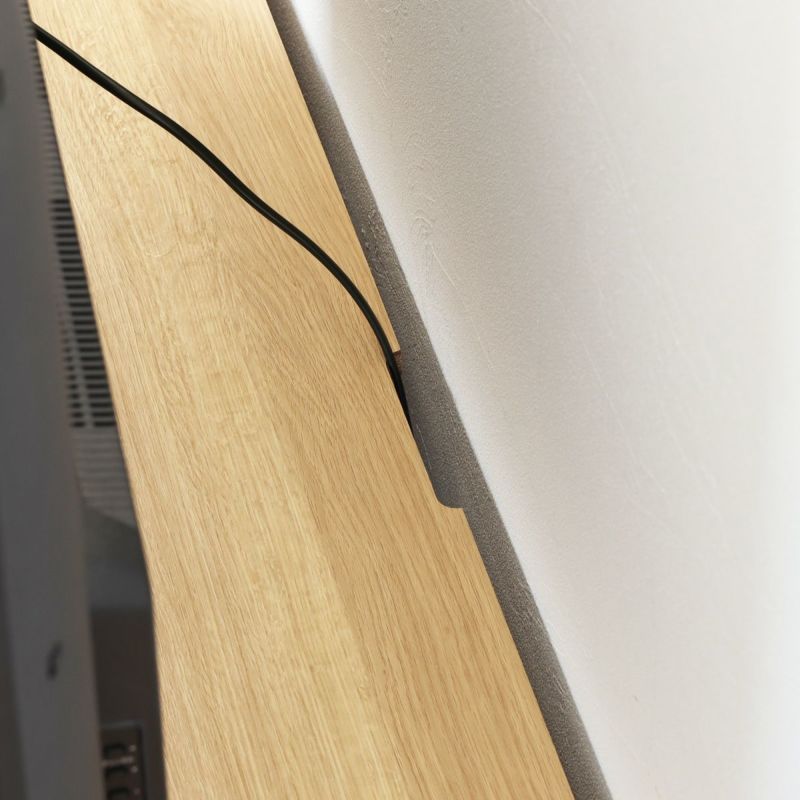 [テレビなどの配線用加工]天板には配線を通す加工があるので、テレビなどの配線を後ろに隠してすっきりまとめることができます。