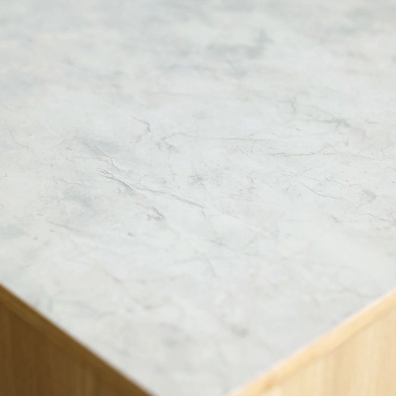 [おしゃれな石目調の天板]天板は石目調。自然素材を思わせるデザインで北欧の雰囲気を保ちながら、高級感のある印象にまとまります。