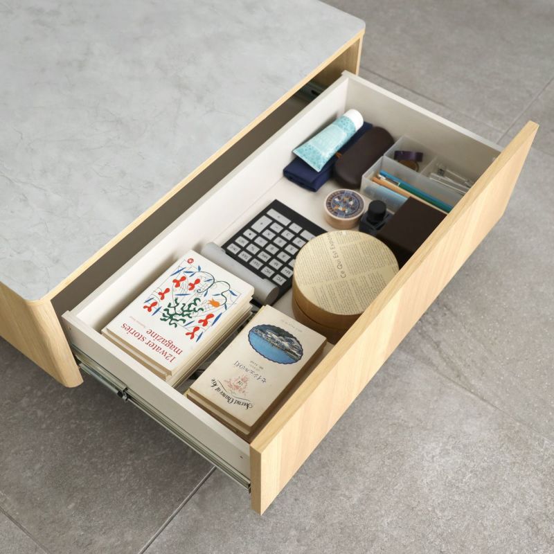 [リビングが片付く広々引き出し]幅65.3cm×奥行33.4cmの広々した引き出しには、パソコンや雑誌、リモコンや文房具などリビング小物がたっぷり収納できます。