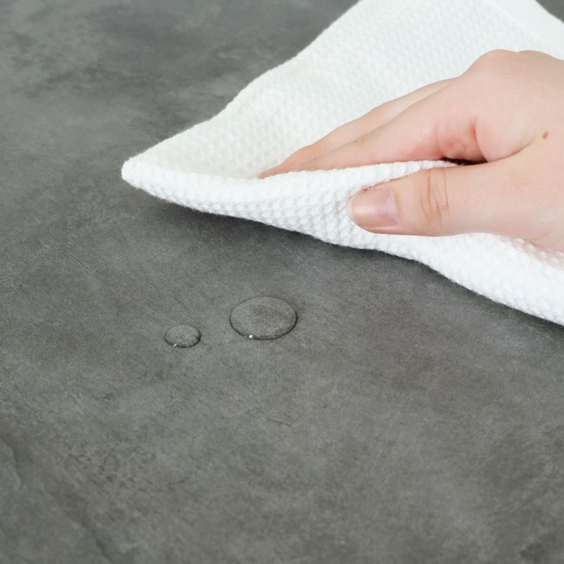 [水濡れや汚れも安心]天板の素材は、水や汚れに強いメラミンです。さっと拭き取って綺麗に保つことができます。※水分や汚れがついたら放置せずに拭き取ってください