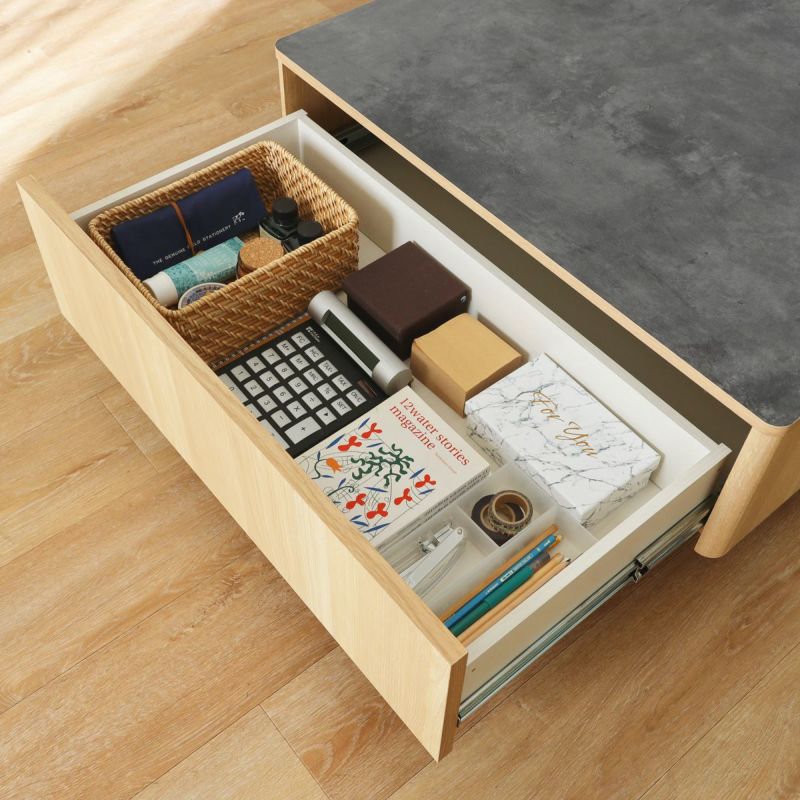 [リビングが片付く広々引き出し]幅65.3cm×奥行33.4cmの広々した引き出しには、パソコンや雑誌、リモコンや文房具などリビング小物がたっぷり収納できます。